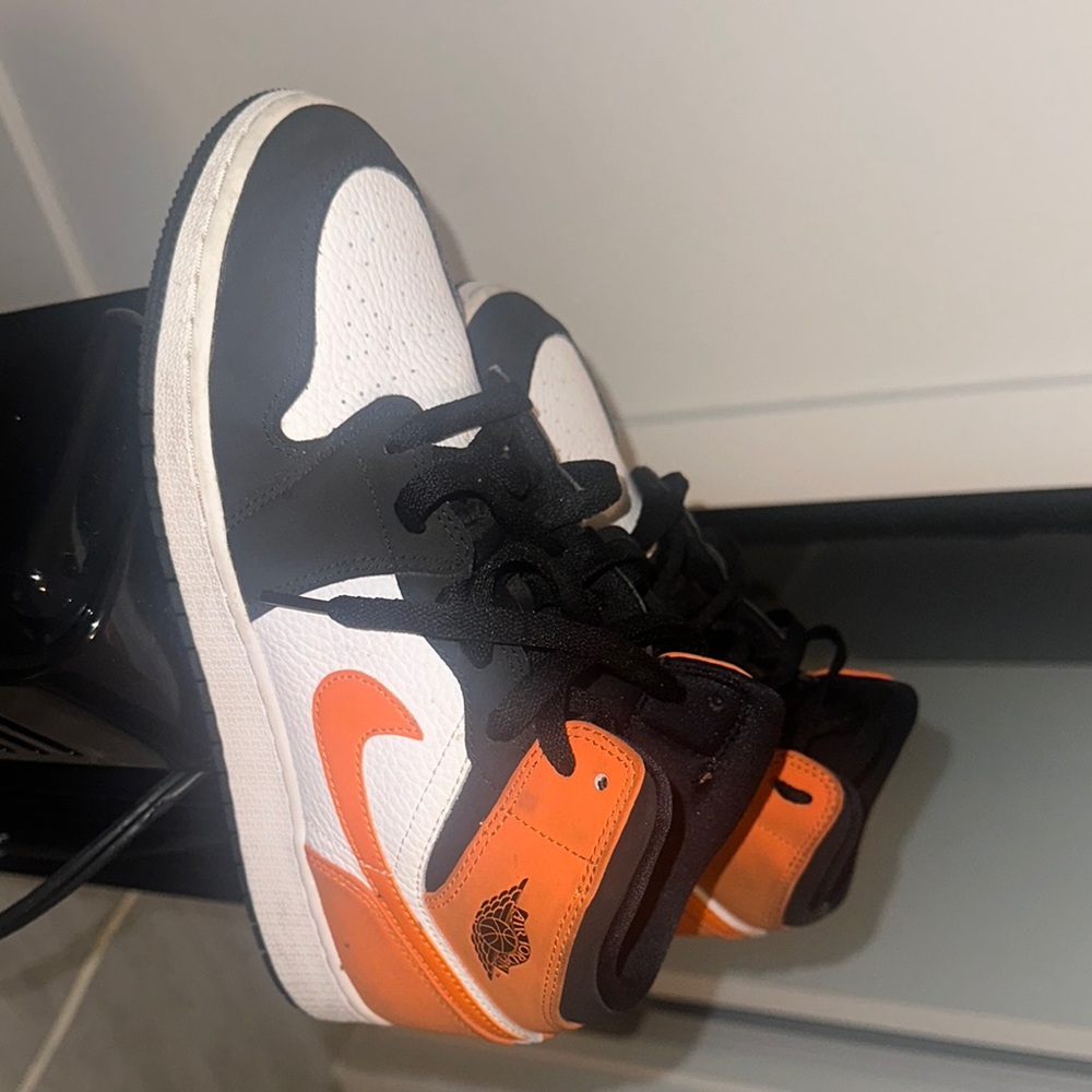 Nike Mid Shattered Backboard 1’s Kids 6.5Y